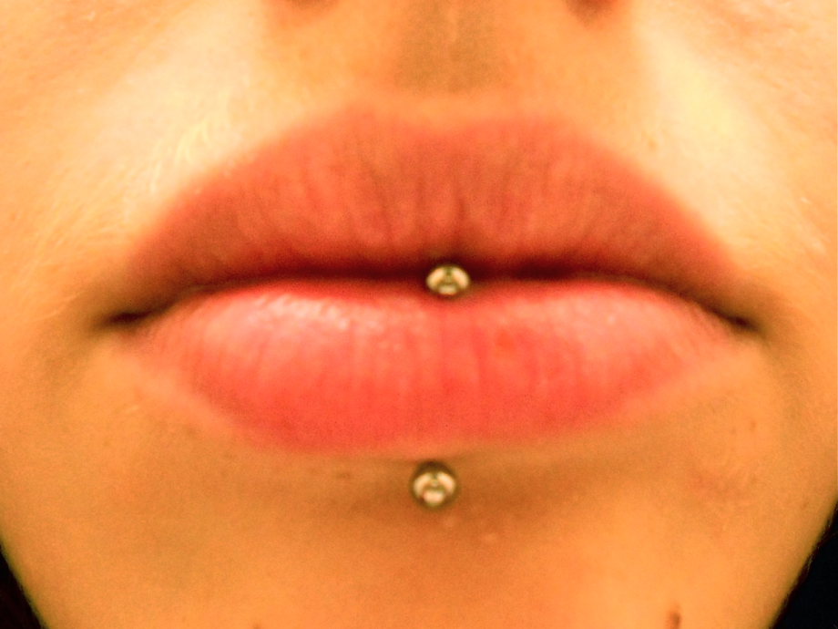 Piercing à la lèvre : l'avant et labret - Crock'Ink Piercing Bonneuil